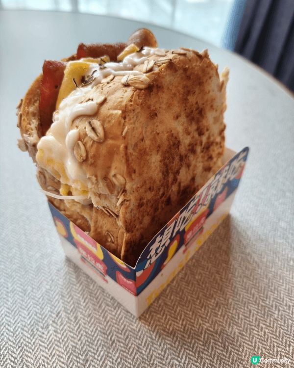 豬拉虎這款厚吐司太會了！烤得帶焦痕的面包胚，夾著滿滿蛋絲、肉...