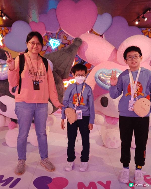 這張在海洋公園與SANRIO卡通明星的合照太可愛了！充滿聖誕...