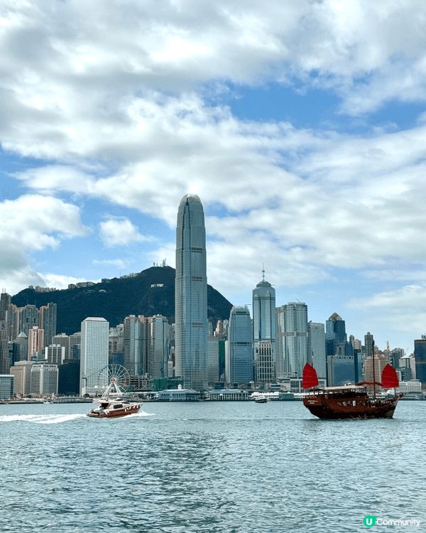維多利亞港是香港必到好去處，無論日景夜景都美麗