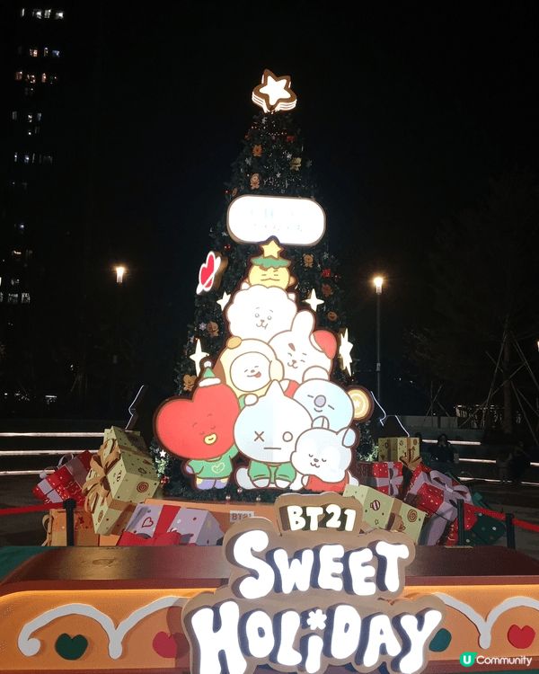 啟德體育館場外有棵卡通X，Mas Tree 🎄🎁🦌係公仔聖誕...