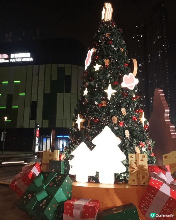 啟德體育館場外有棵卡通X，Mas Tree 🎄🎁🦌係公仔聖誕...