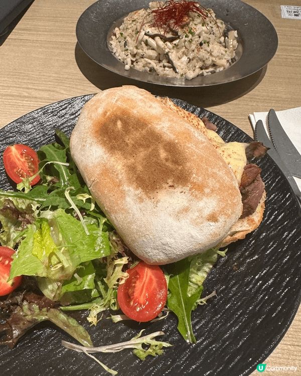 位於荔枝角好chill嘅61E cafe,坐得好舒服，又唔趕...