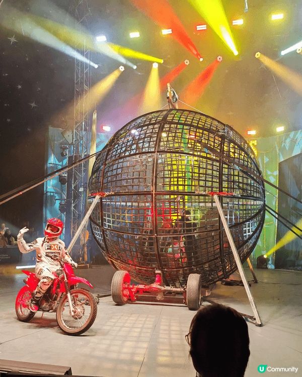 中環海濱公園舉行的AIA嘉年華，有馬戲團表演，有機動遊戲，亦...