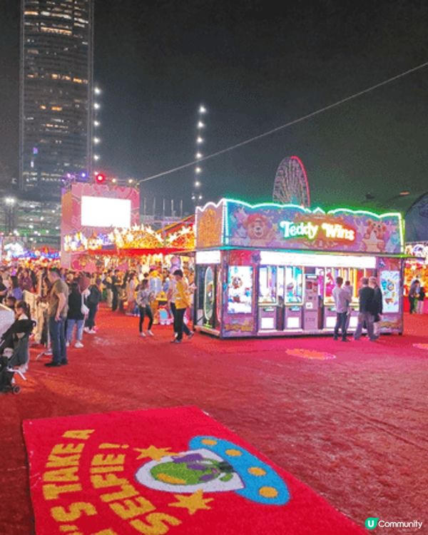 中環海濱公園舉行的AIA嘉年華，有馬戲團表演，有機動遊戲，亦...