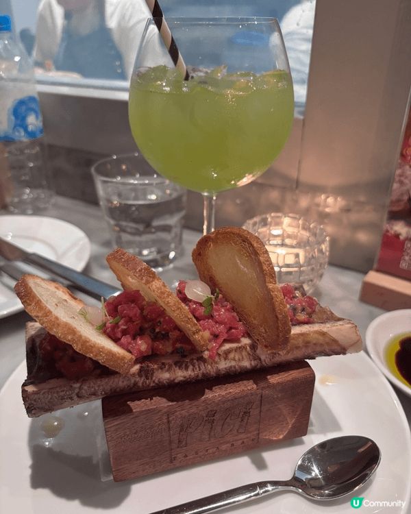 呢個牛骨髓，不油膩，配包很搭。而且以頭盤來說非常出色。