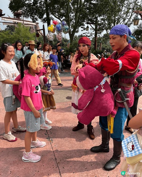 我喜歡東奔西跑，找有特色的地方、食物和紀念品等，去拍照和購買...