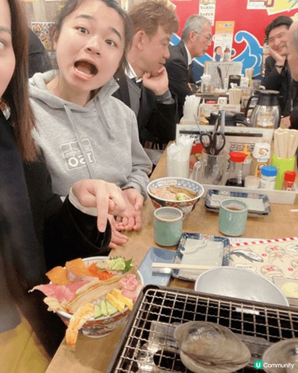 我喜歡東奔西跑，找有特色的地方、食物和紀念品等，去拍照和購買...