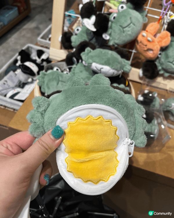 我喜歡東奔西跑，找有特色的地方、食物和紀念品等，去拍照和購買...