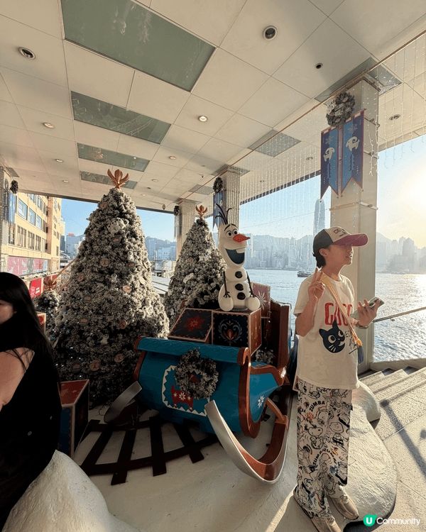 照片中是海港城迪士尼主題聖誕裝置,除了有充滿節日氣氛的聖誕樹...