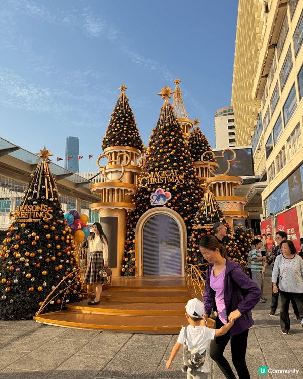 照片中是海港城迪士尼主題聖誕裝置,除了有充滿節日氣氛的聖誕樹...