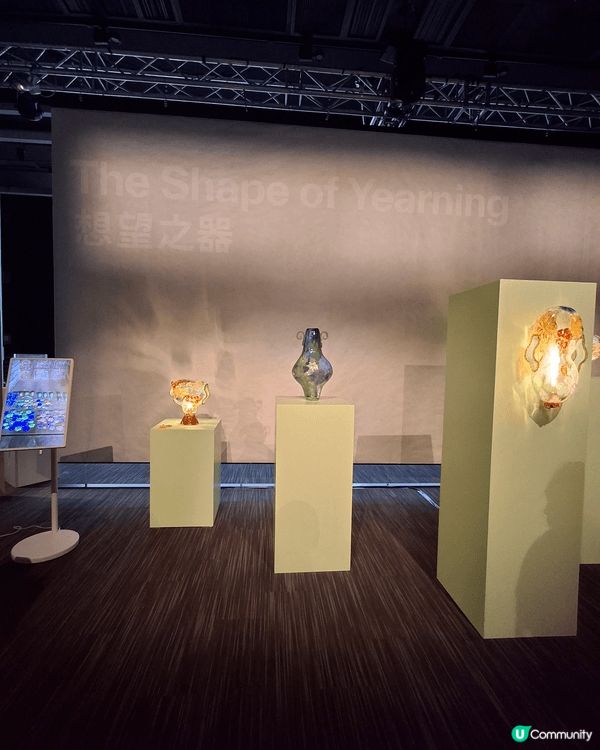 設計師採用威尼斯十九世紀興起的玻璃製作工藝，將玻璃花、漩渦紋...