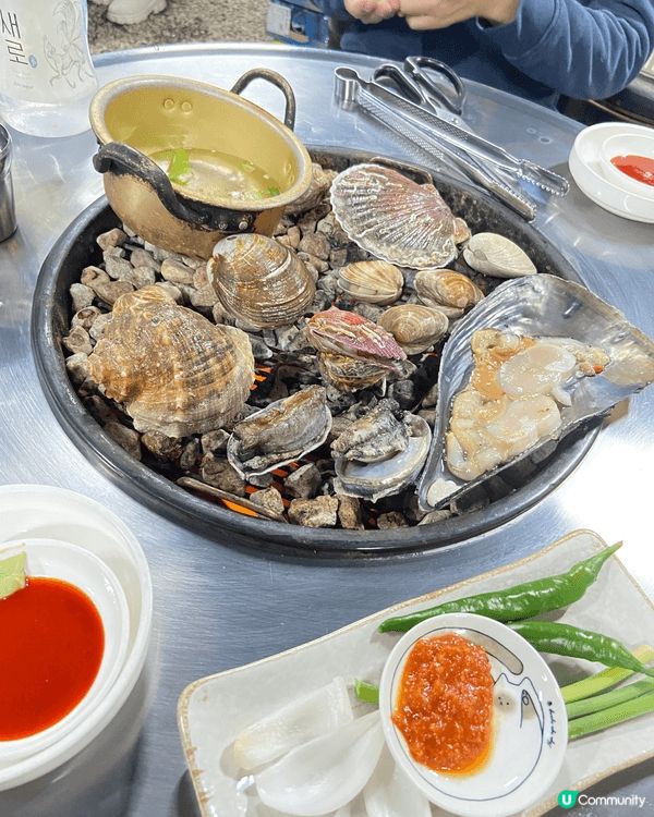 韩国之行，尝了当地特色的釜饭，酱油蟹，石头烤贝壳，还试了玉桂...