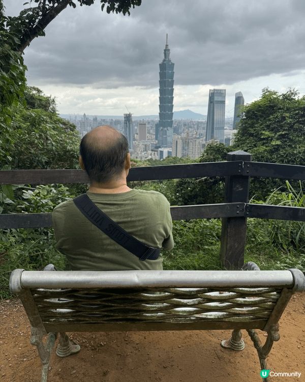 1） 看着台北101大樓