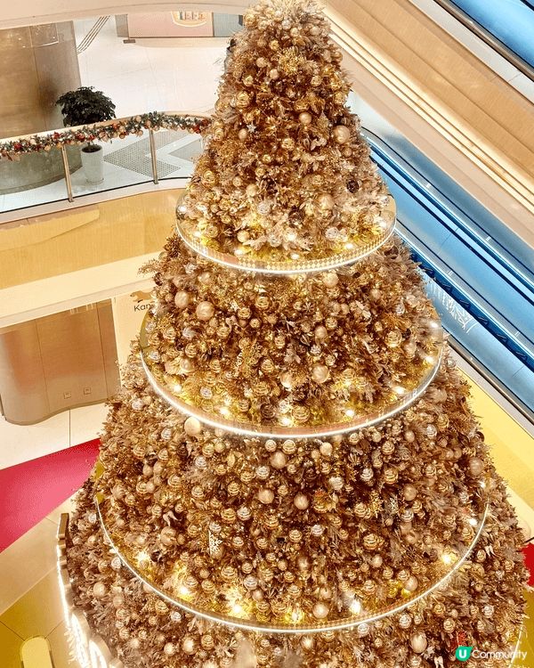 香港黃竹坑的MTR Mall商場，2025年的聖誕節燈飾，不...