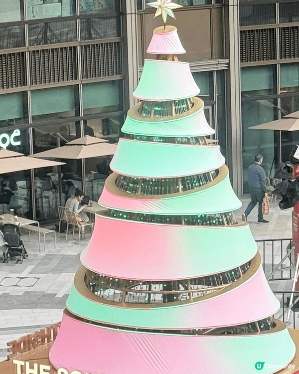 香港黃竹坑的MTR Mall商場，2025年的聖誕節燈飾，不...