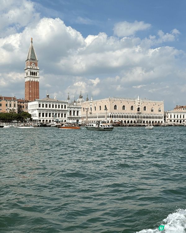 水城威尼斯，貢多拉穿行。小橋與古建築倒影搖曳，盡顯浪漫風情。...