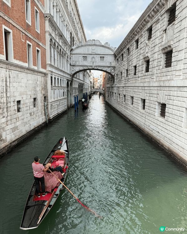 水城威尼斯，貢多拉穿行。小橋與古建築倒影搖曳，盡顯浪漫風情。...