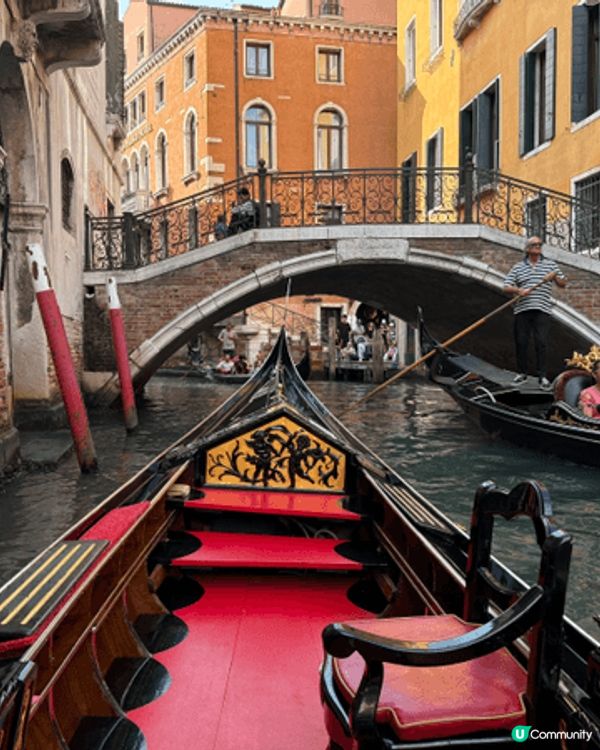水城威尼斯，貢多拉穿行。小橋與古建築倒影搖曳，盡顯浪漫風情。...