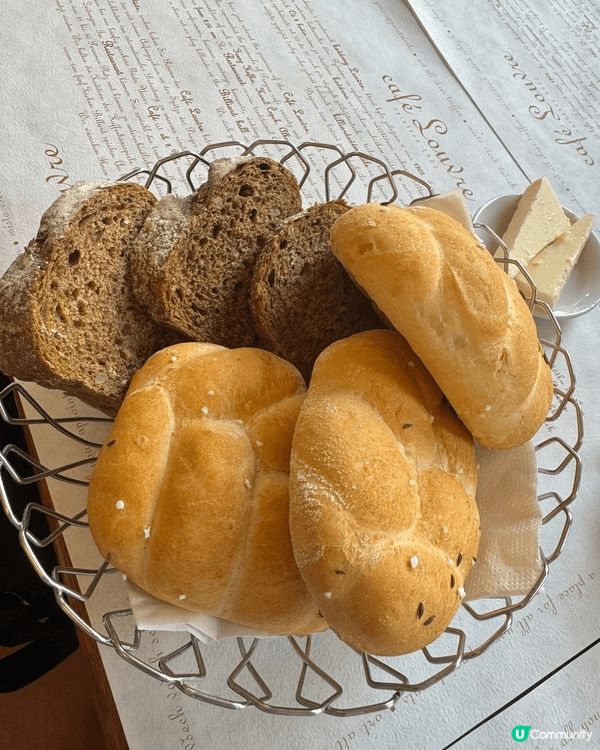 布拉格的早餐😋，隨隨便便在布拉格市中心找一間餐廳吃一個豐富早...
