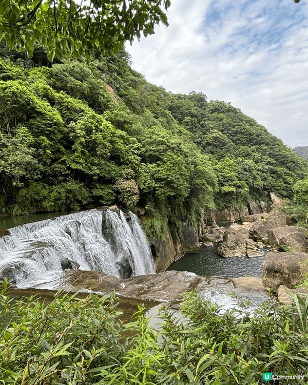 九份和十分是台灣非常受歡迎的旅遊景點，各具特色。九份起初是一...