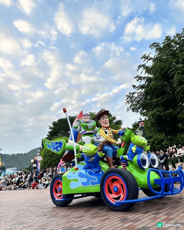 香港迪士尼二十周年花車巡遊真係唔好錯過！有色彩繽紛嘅花車、經...