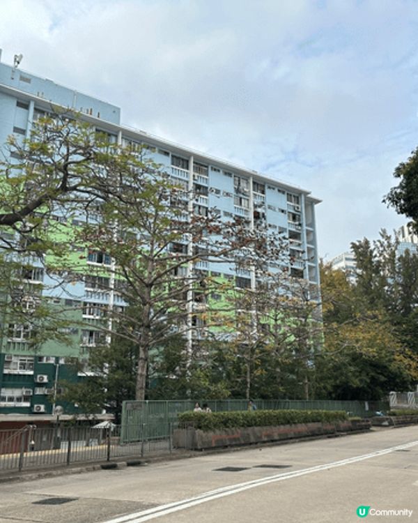 香港有很多值得一去的屋村，當中會發掘到一些童年回憶及美景。