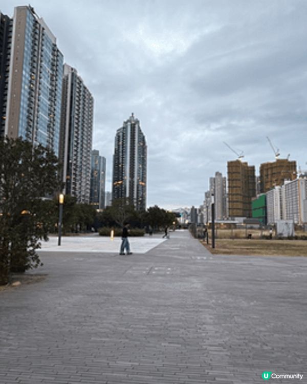 今日去了啟德，地方很大公園很大，方圓一百里已經有幾個商場，於...