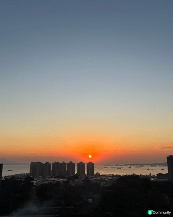 屯門公路轉車站下面有睇日落好地方，每次搭巴士見到日落好靚都會...