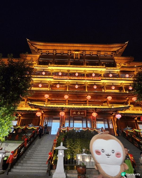 揭陽雙峰寺夜景好夢幻，金碧輝煌嘅殿宇配上滿牆紅燈籠，同小公仔...
