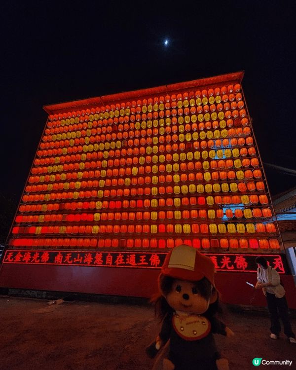 揭陽雙峰寺夜景好夢幻，金碧輝煌嘅殿宇配上滿牆紅燈籠，同小公仔...