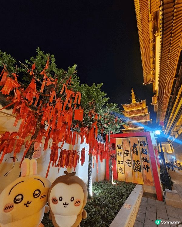 揭陽雙峰寺夜景好夢幻，金碧輝煌嘅殿宇配上滿牆紅燈籠，同小公仔...