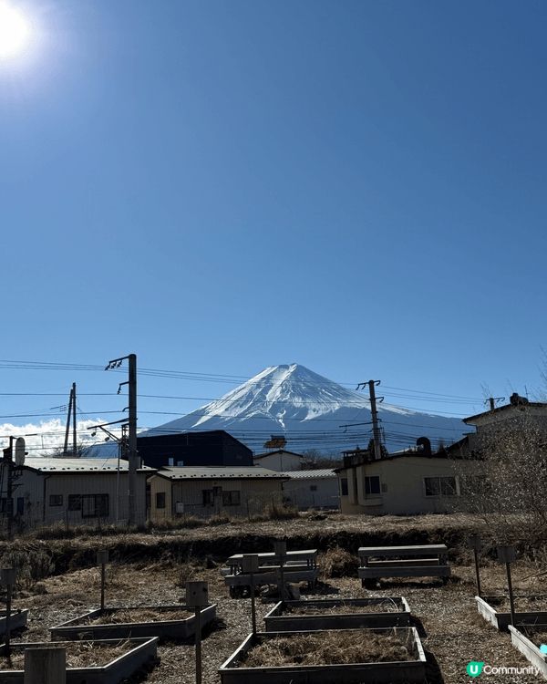 呢個地方係日本河口湖，景色非常之美麗，富士山頂有積雪下面就有...