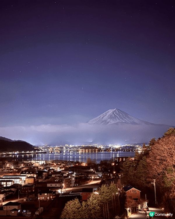 呢個地方係日本河口湖，景色非常之美麗，富士山頂有積雪下面就有...