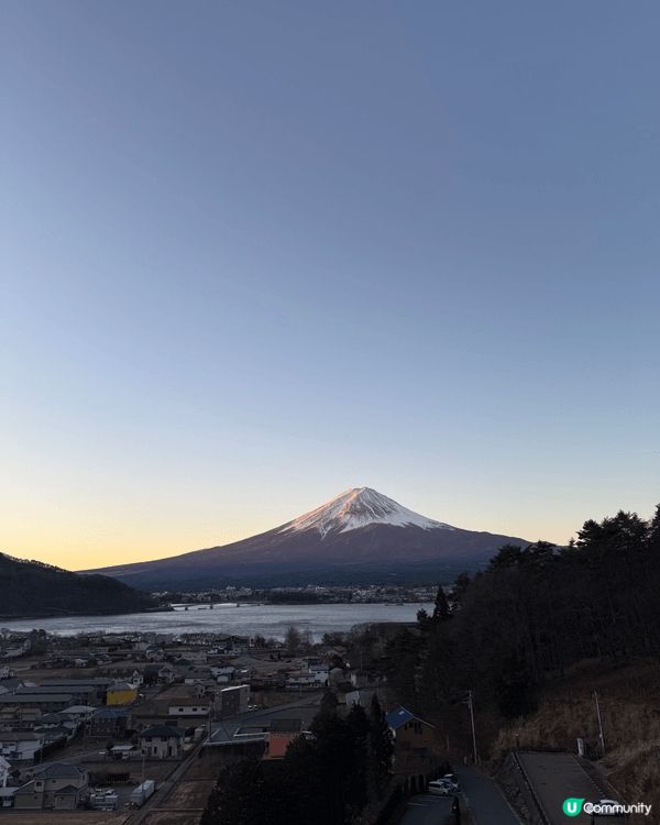 呢個地方係日本河口湖，景色非常之美麗，富士山頂有積雪下面就有...