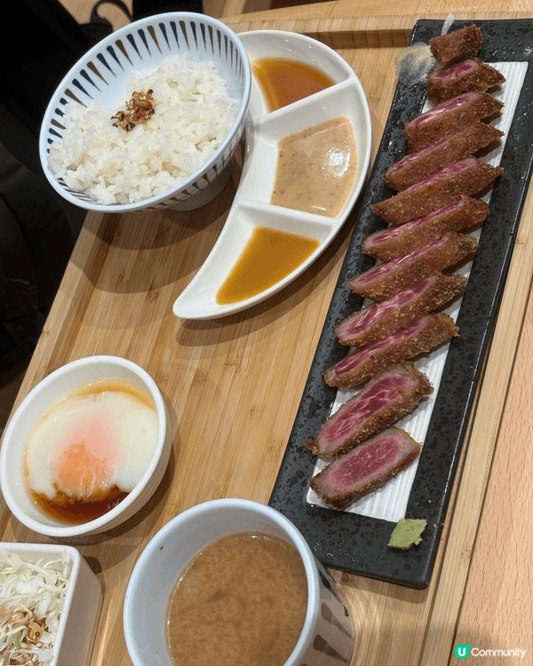 成座山咁高嘅厚切燒牛肉堆滿成個飯碗，上面有焦香肉汁同芝麻點綴...