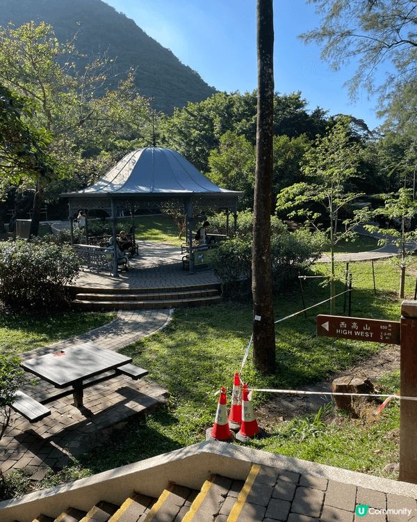 行山頂的龍虎山，可以同家人朋友吸收一下清新空氣，而且也可以虎...