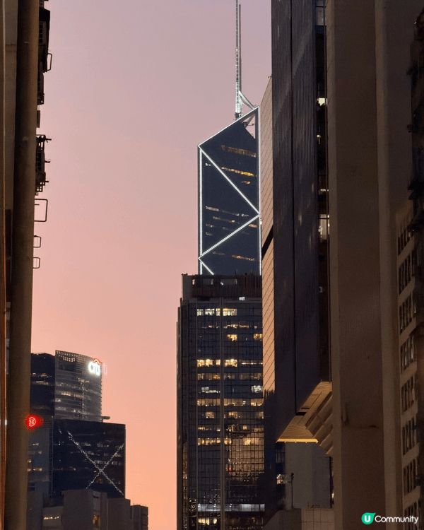 黃昏於灣仔步行，食完飯後行了會展旁邊的海濱長廊，看見了聖誕燈...