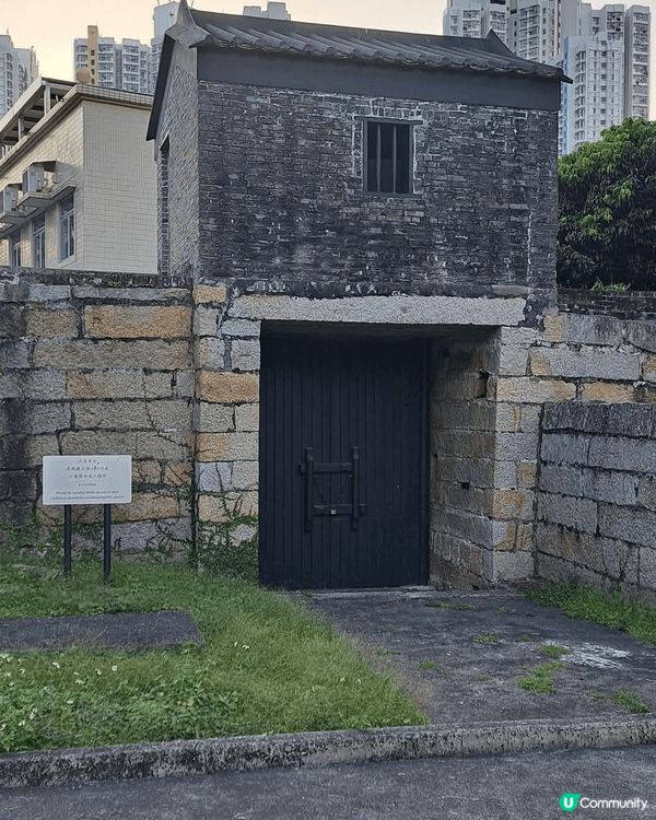 位於東涌逸東邨不遠處有一個清代已經存在的砲台，昔日用來對付海...