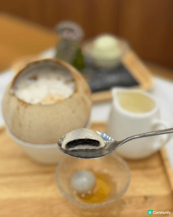 食甜品就最開心，椰皇燉蛋白夠滑仲有好多桃膠，另外開心果巴斯克...