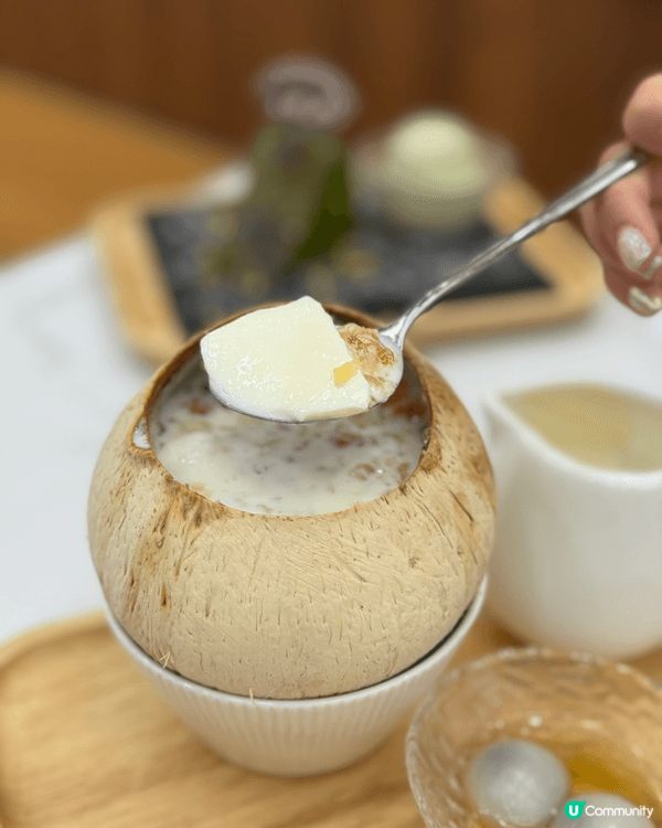 食甜品就最開心，椰皇燉蛋白夠滑仲有好多桃膠，另外開心果巴斯克...