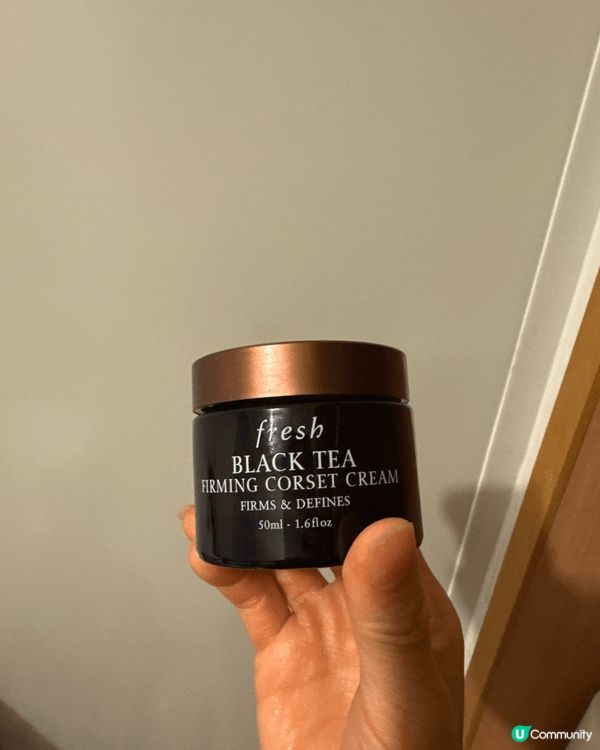 紅茶緊致精華+面膜係我使用多年嘅護膚品，質地快速滲透、緊致修...