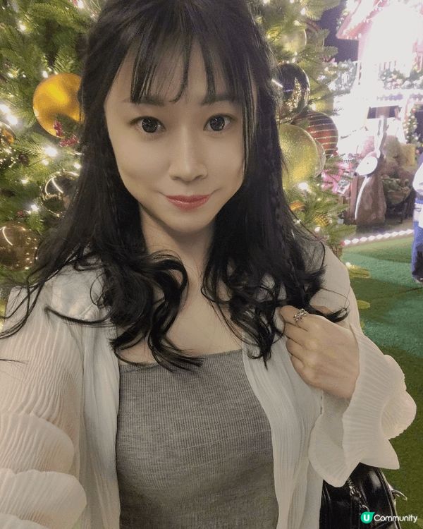 昨晚和朋友去了西九文化區M+，場內有一個區域裡面有很多聖誕樹...