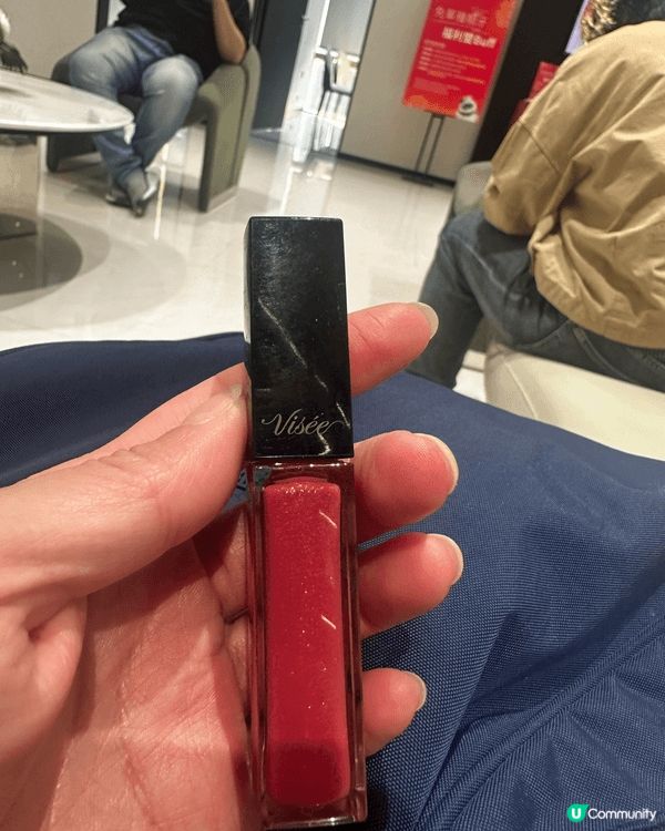 冬天首先要有潤唇膏，冬天偏暗色，梗係要用番啲鮮色去搭補