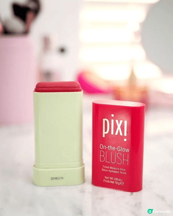 Lip stick is easy to apply, co...