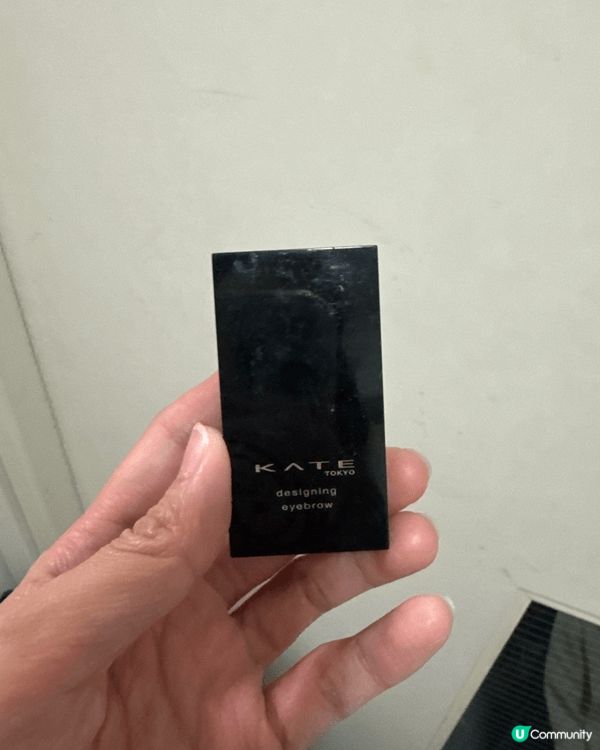 愛用這個眉粉，因為它顏色比較自然，貼合原本眉色，而且上色度不...