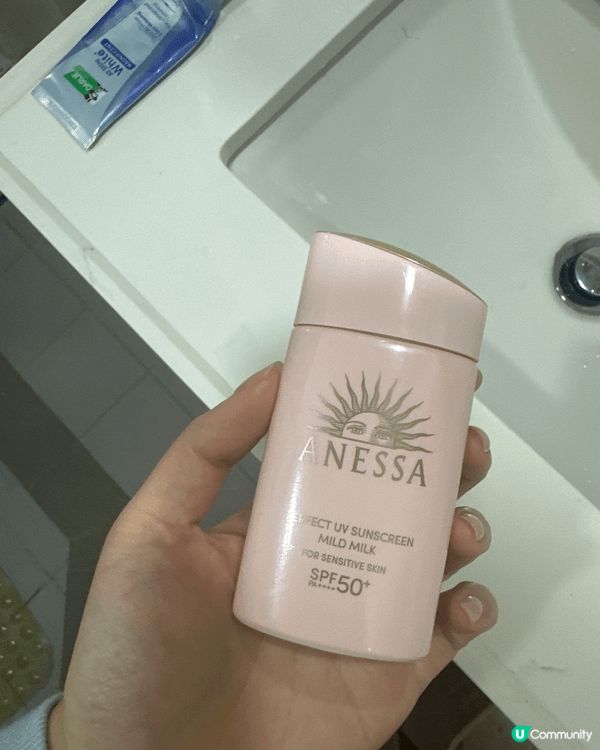 手上呢支ANESSA防曬好啱敏感肌用，質地清透；MUF cu...
