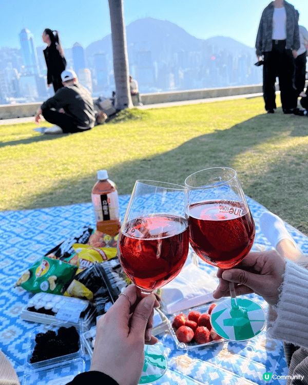 秋天清涼嘅天氣，最適合去野餐，一邊望住個大海，一邊食住美食，...