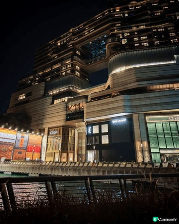 半島酒店門口：聖誕燈飾已經掛上，經過尖沙咀的時候可以順便到門...