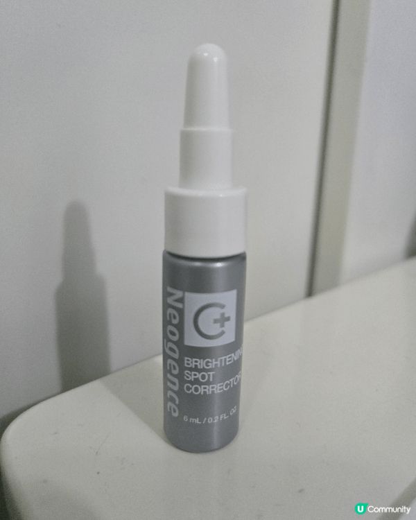 這是Neogence 極透光亮白淡斑精華，它的液體形狀讓皮膚...