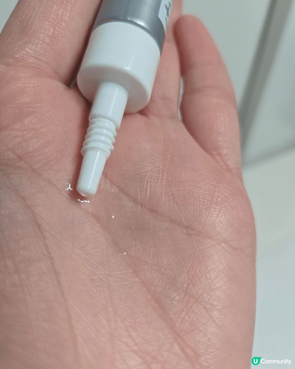 這是Neogence 極透光亮白淡斑精華，它的液體形狀讓皮膚...